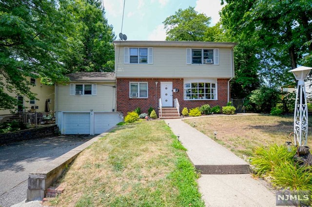 Property for Sale at 8 Ralph Street, Bergenfield, New Jersey - Bedrooms: 5 
Bathrooms: 3 
Rooms: 10  - $749,000