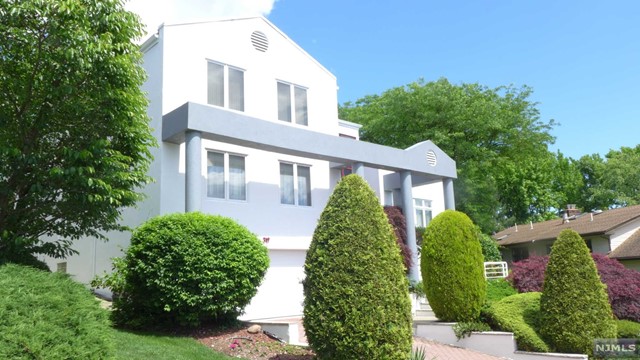 319 Arthur Avenue, Englewood Cliffs, New Jersey - 4 Bedrooms  
5 Bathrooms  
11 Rooms - 