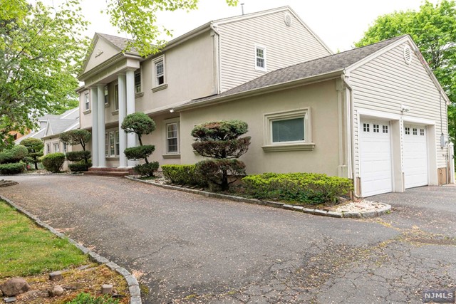 135 Westervelt Place, Cresskill, New Jersey - 5 Bedrooms  
5 Bathrooms  
10 Rooms - 