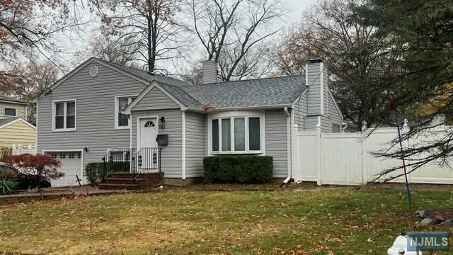 20 Willis Drive, Closter, New Jersey - 3 Bedrooms  
2 Bathrooms  
10 Rooms - 