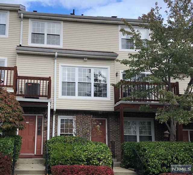 384 Village Court, Fort Lee, New Jersey - 2 Bedrooms  
2 Bathrooms  
4 Rooms - 