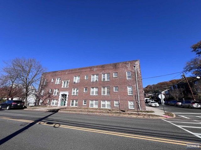 61 E Edsall Boulevard A2, Palisades Park, New Jersey - 2 Bedrooms  
1 Bathrooms  
6 Rooms - 