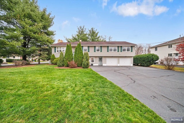 33 Smith Street, Waldwick, New Jersey - 6 Bedrooms  
3 Bathrooms  
11 Rooms - 