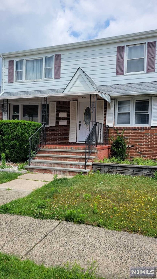 40 Hilton Street, Clifton, New Jersey - 2 Bedrooms  
1 Bathrooms  
4 Rooms - 