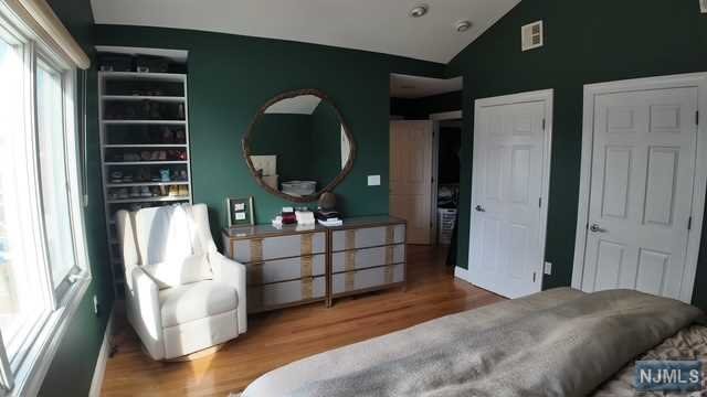 17 West Street, Elmwood Park, New Jersey - 3 Bedrooms  
4 Bathrooms  
8 Rooms - 