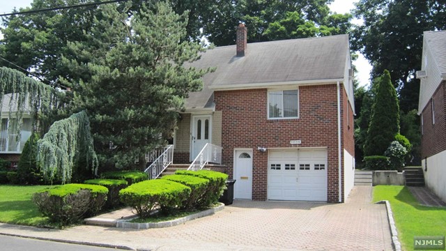 1058 Harvard Place, Fort Lee, New Jersey - 3 Bedrooms  
3 Bathrooms  
8 Rooms - 