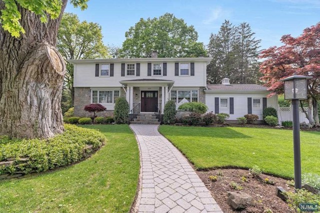 228 Country Club Drive, Oradell, New Jersey - 4 Bedrooms  
3 Bathrooms  
8 Rooms - 