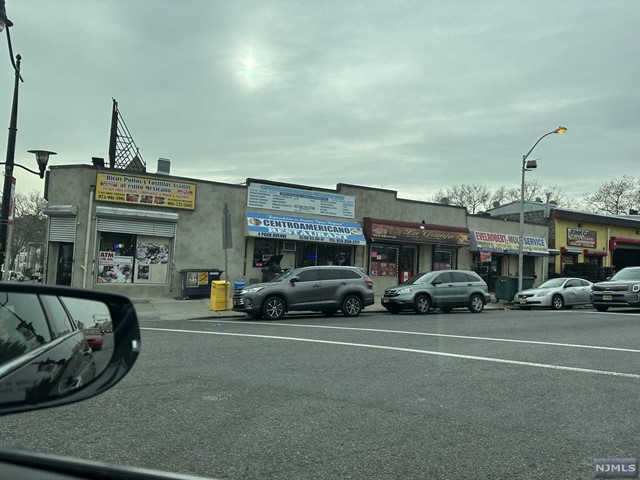 Very busy corner with lots of traffic. Great location for General Merchandise, Beauty Shop, Lawyer's Office, Limousine Services, Tax Office and much more! Tenants pays own utilities.