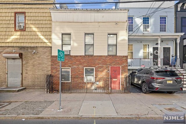Property for Sale at 147 Lincoln Street, Jersey City, New Jersey - Bedrooms: 3 
Bathrooms: 2 
Rooms: 10  - $565,000