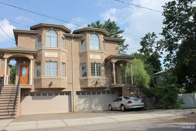 452 Lawn Avenue, Palisades Park, New Jersey - 4 Bedrooms  
4 Bathrooms  
7 Rooms - 