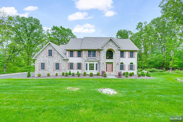 34 Chimney Ridge Trail, West Milford, New Jersey - 4 Bedrooms  
3 Bathrooms  
11 Rooms - 