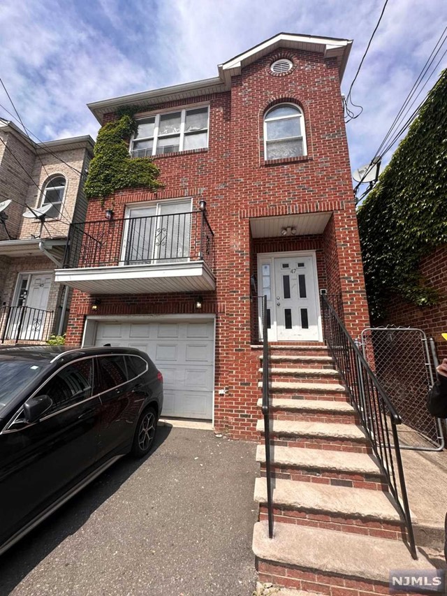 Property for Sale at 47 Poinier Street, Newark, New Jersey - Bedrooms: 7 
Bathrooms: 5 
Rooms: 18  - $750,000