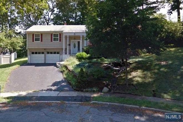 Rental Property at 352 Maplewood Drive, Paramus, New Jersey - Bedrooms: 4 
Bathrooms: 3 
Rooms: 9  - $4,900 MO.
