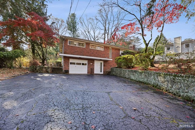 Rental Property at 75 Glen Road, Woodcliff Lake, New Jersey - Bedrooms: 3 
Bathrooms: 3 
Rooms: 8  - $5,200 MO.