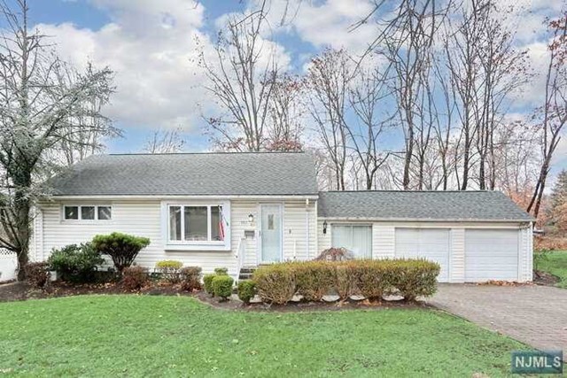 682 Sycamore Street, Paramus, New Jersey - 2 Bedrooms  
2 Bathrooms  
5 Rooms - 