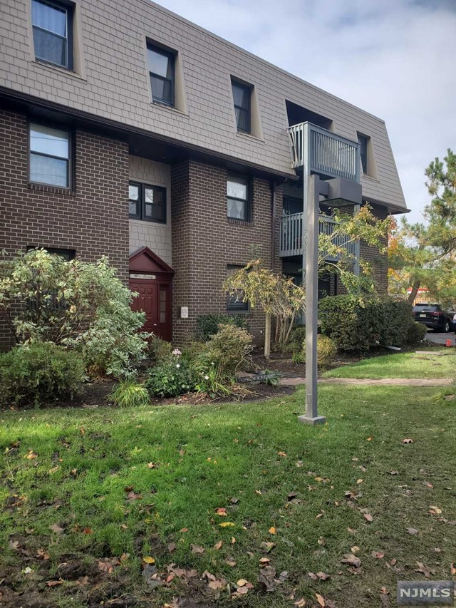 570 North Avenue C, Fort Lee, New Jersey - 1 Bedrooms  
1 Bathrooms  
5 Rooms - 