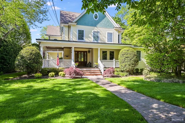 416 Oradell Avenue, Oradell, New Jersey - 5 Bedrooms  
5 Bathrooms  
10 Rooms - 