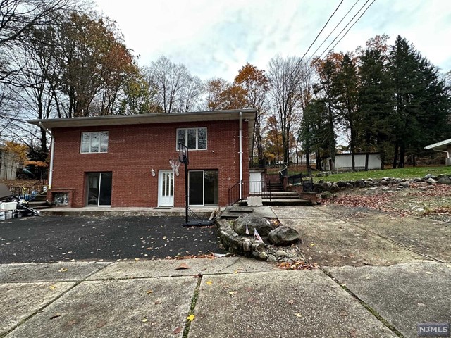 Rental Property at 288 Saddle River Road, Upper Saddle River, New Jersey - Bedrooms: 3 
Bathrooms: 3 
Rooms: 7  - $4,200 MO.