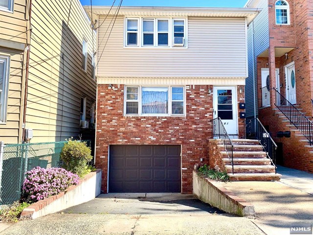 Rental Property at 212 6th Street 1, Harrison, New Jersey - Bedrooms: 2 
Bathrooms: 1 
Rooms: 6  - $2,100 MO.