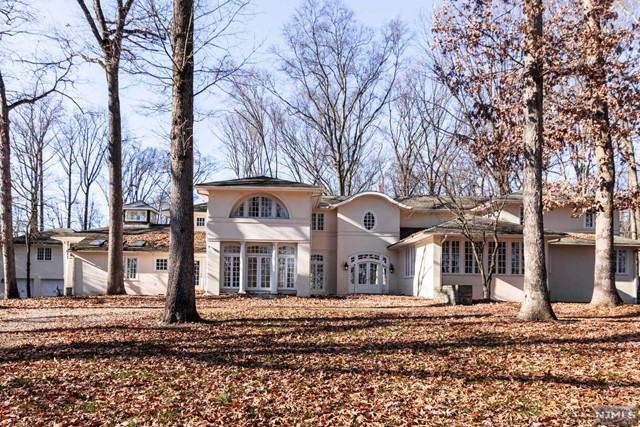 27 Pascack Road, Woodcliff Lake, New Jersey - 5 Bedrooms  
5 Bathrooms  
14 Rooms - 