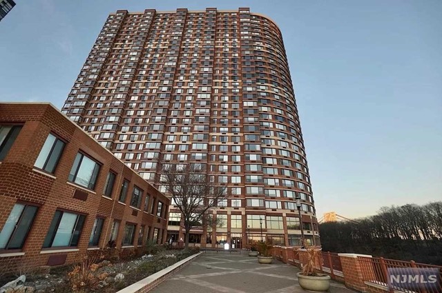 Property for Sale at 100 Old Palisade Road 2011, Fort Lee, New Jersey - Bedrooms: 2 
Bathrooms: 2 
Rooms: 4  - $3,650