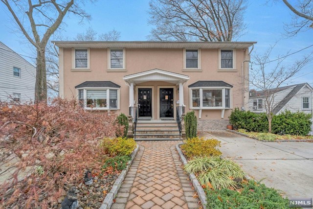 411 Oak Street, Ridgefield, New Jersey - 8 Bedrooms  
7.5 Bathrooms  
14 Rooms - 