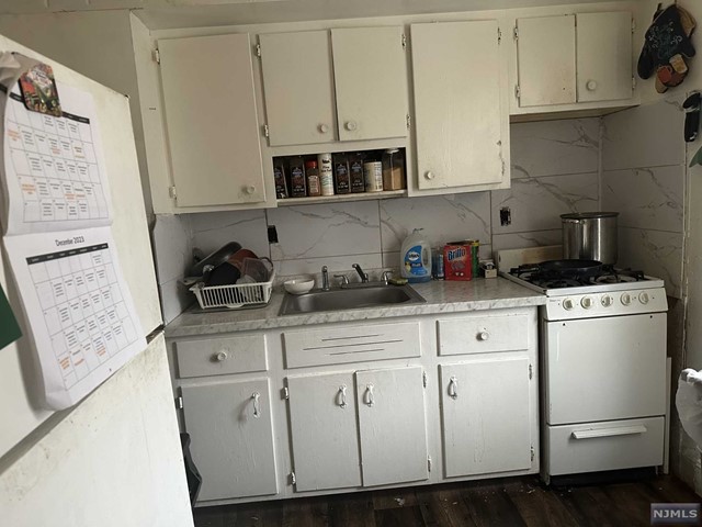 East Rutherford, New Jersey 07073, United States, 4 Bedrooms Bedrooms, ,3 BathroomsBathrooms,Residential,Active,68146