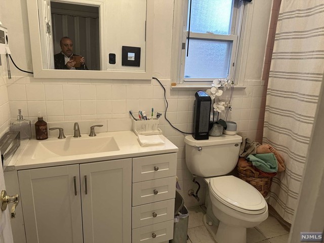 East Rutherford, New Jersey 07073, United States, 4 Bedrooms Bedrooms, ,3 BathroomsBathrooms,Residential,Active,68146