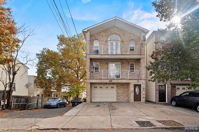 80 Randolph Avenue, Jersey City, New Jersey - 9 Bedrooms  
6 Bathrooms  
15 Rooms - 