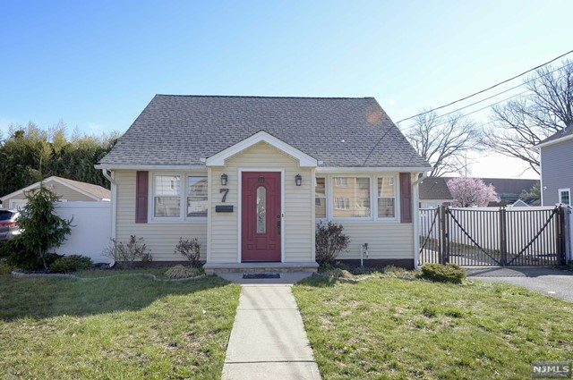 7 Chelsea Drive, Saddle Brook, New Jersey - 3 Bedrooms  
2 Bathrooms  
5 Rooms - 