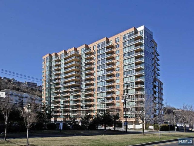 715 Hudson Park, Edgewater, New Jersey - 2 Bedrooms  
2 Bathrooms  
6 Rooms - 