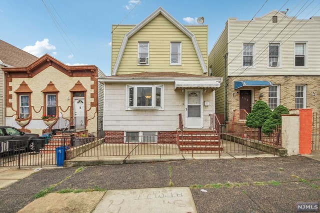 120 Hague Street, Jersey City, New Jersey - 3 Bedrooms  
2 Bathrooms  
6 Rooms - 