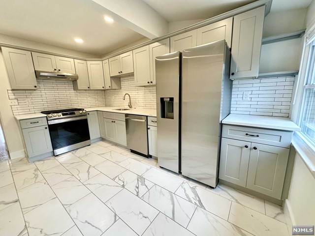 Rental Property at 46 Brookfield Road 2, Montclair, New Jersey - Bedrooms: 3 
Bathrooms: 1 
Rooms: 7  - $4,200 MO.