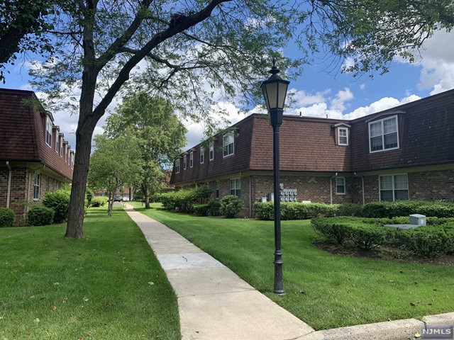 327 Sutton Place 327, Norwood, New Jersey - 2 Bedrooms  
2 Bathrooms  
4 Rooms - 