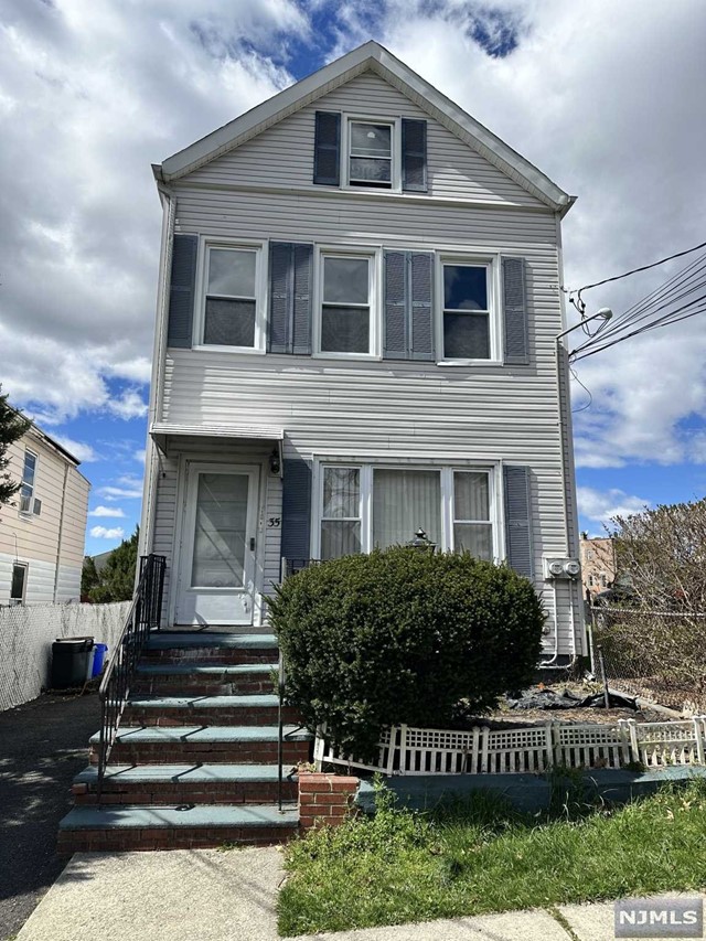 35 Wessington Avenue, Garfield, New Jersey - 3 Bedrooms  
3 Bathrooms  
7 Rooms - 