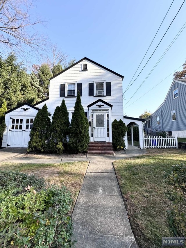 659 Elm Avenue, Ridgefield, New Jersey - 2 Bedrooms  
1 Bathrooms  
5 Rooms - 