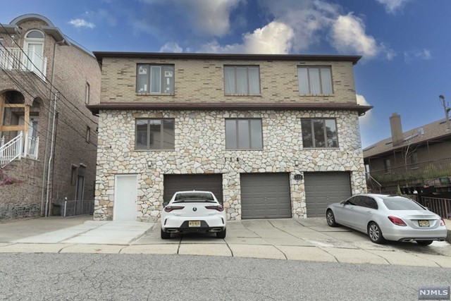 118 Pine Street 3, Cliffside Park, New Jersey - 3 Bedrooms  
2 Bathrooms  
5 Rooms - 