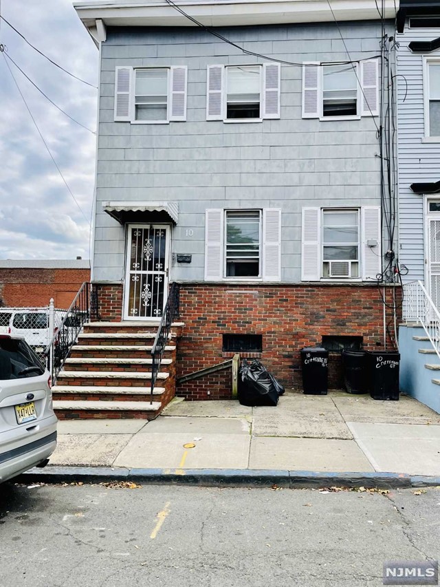 Property for Sale at 10 Crittenden Street, Newark, New Jersey - Bedrooms: 3 
Bathrooms: 2 
Rooms: 5  - $300,000