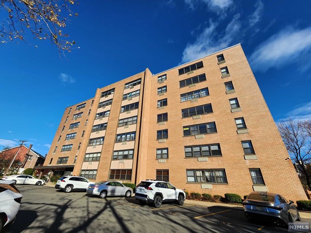 2352 Linwood Avenue 6A, Fort Lee, New Jersey - 1 Bedrooms  
1 Bathrooms  
4 Rooms - 