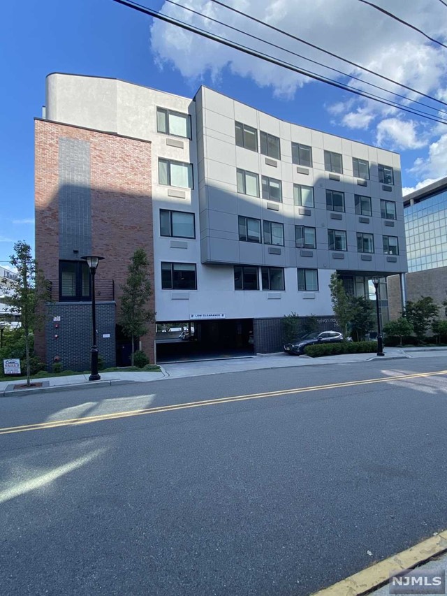 Rental Property at 2150 N Central Road 605, Fort Lee, New Jersey - Bedrooms: 2 
Bathrooms: 2 
Rooms: 5  - $3,495 MO.