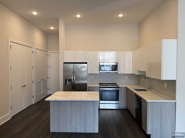 Rental Property at 470 Main Street 301, Fort Lee, New Jersey - Bedrooms: 2 
Bathrooms: 2 
Rooms: 5  - $4,295 MO.