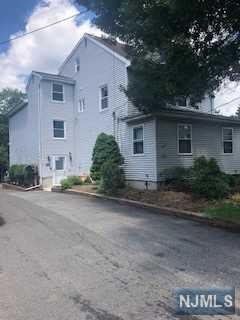 Rental Property at 113 Farview Avenue 2nd Floor, Paramus, New Jersey - Bedrooms: 3 
Bathrooms: 3 
Rooms: 8  - $2,850 MO.