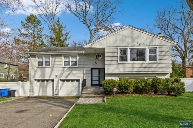 Property for Sale at 44 Roberts Court, Tenafly, New Jersey - Bedrooms: 4 
Bathrooms: 3 
Rooms: 10  - $1,199,000