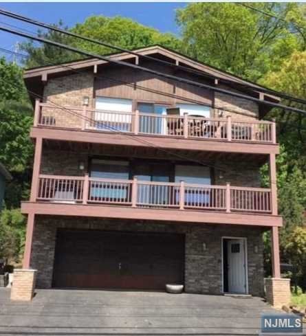 Rental Property at 490 Undercliff Avenue, Edgewater, New Jersey - Bedrooms: 2 
Bathrooms: 2 
Rooms: 5  - $3,075 MO.
