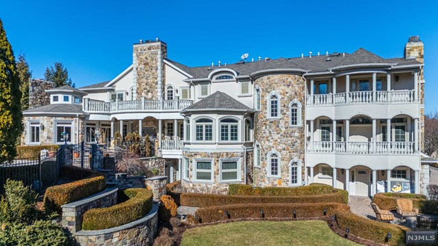 11 Rickland Drive, North Caldwell, New Jersey - 7 Bedrooms  10.5 Bathrooms  30 Rooms - 