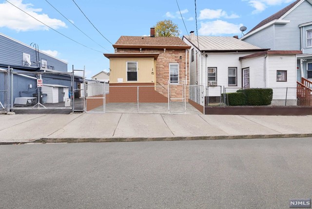 74 N 6th Street, Paterson, New Jersey - 3 Bedrooms  
2 Bathrooms  
7 Rooms - 