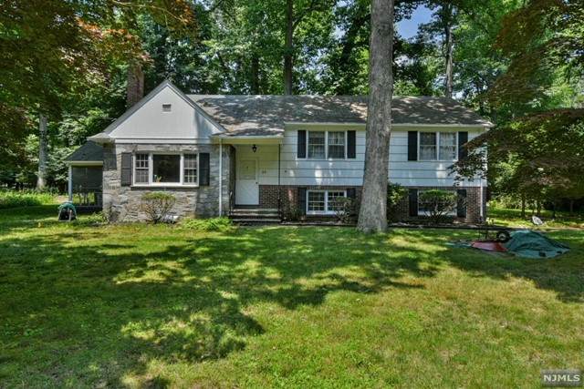 49 Elizabeth Terrace, Upper Saddle River, New Jersey - 4 Bedrooms  
2 Bathrooms  
8 Rooms - 