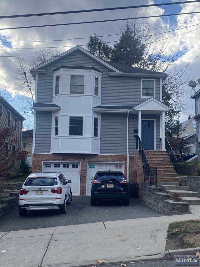 60 Park Avenue 2, Maywood, New Jersey - 3 Bedrooms  
2 Bathrooms  
6 Rooms - 