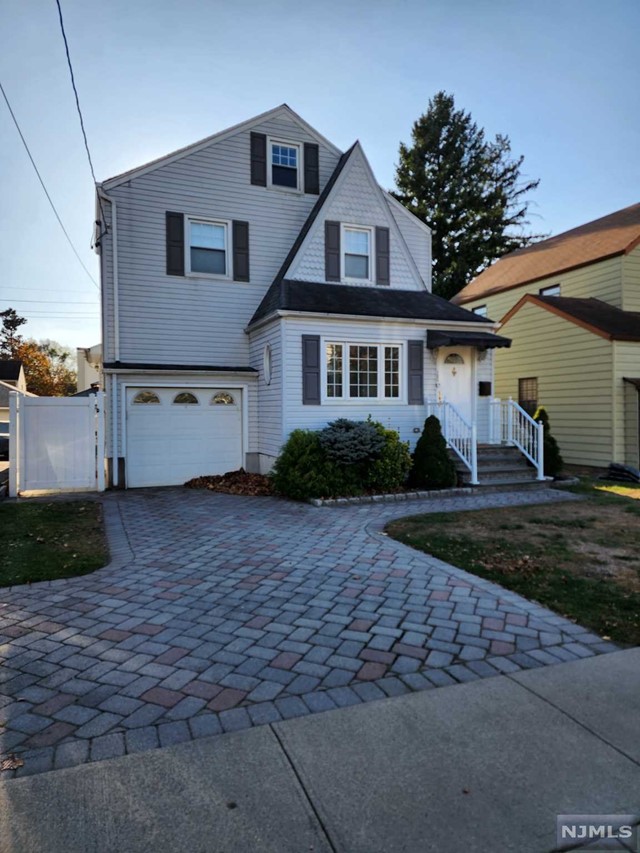 128 Roosevelt Avenue, Hasbrouck Heights, New Jersey - 3 Bedrooms  
3 Bathrooms  
11 Rooms - 