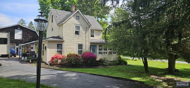 Property for Sale at 279 Miller Road, Mahwah, New Jersey - Bedrooms: 3 
Bathrooms: 2 
Rooms: 7  - $599,000